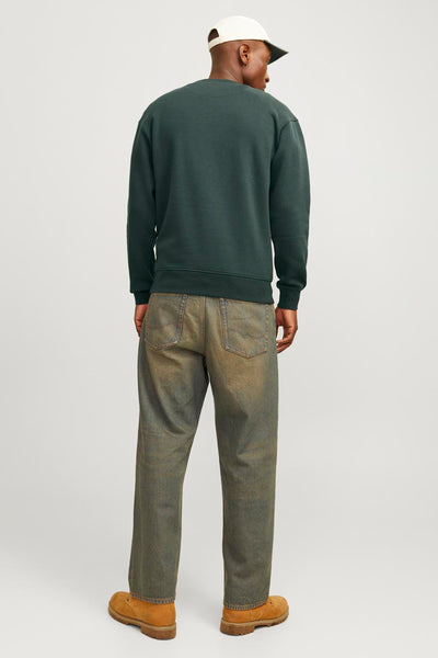 Sweat-shirt vert par ORIGINALS BY JACK & JONES, col rond, porté avec un jean délavé et des bottes en daim marron.