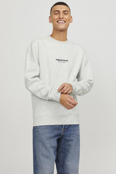 Sweat-shirt écru by Originals by Jack & Jones, porté avec un jean bleu clair.