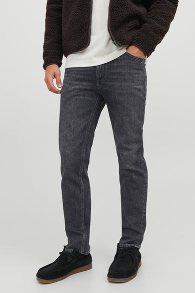 Zwarte rechte jeans van JACK & JONES JEANS INTELLIGENCE, gedragen met een bruin shearling jack en suède schoenen.