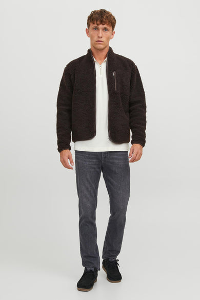 Jean droit noir de JACK & JONES JEANS INTELLIGENCE, porté avec une veste en molleton marron et un polo blanc.