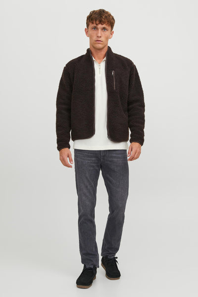 Jean droit noir de JACK & JONES JEANS INTELLIGENCE, porté avec une veste en molleton marron et un polo blanc.