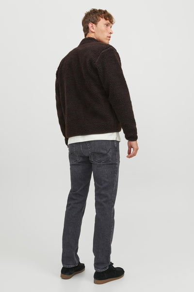Jean droit noir de JACK & JONES JEANS INTELLIGENCE, porté avec une veste en peau lainée marron et des chaussures en daim.