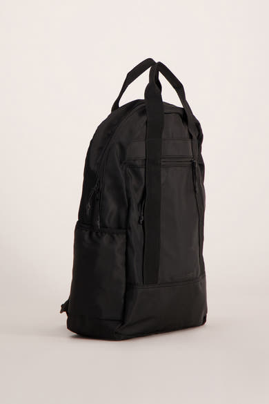 Zwarte rugzak van ACCESSORIES BY JACK & JONES, met ritsvakken en draaghengsels.