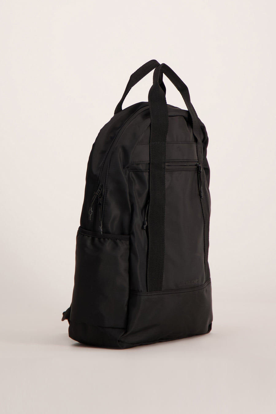Zwarte rugzak van ACCESSORIES BY JACK & JONES, met ritsvakken en draaghengsels.