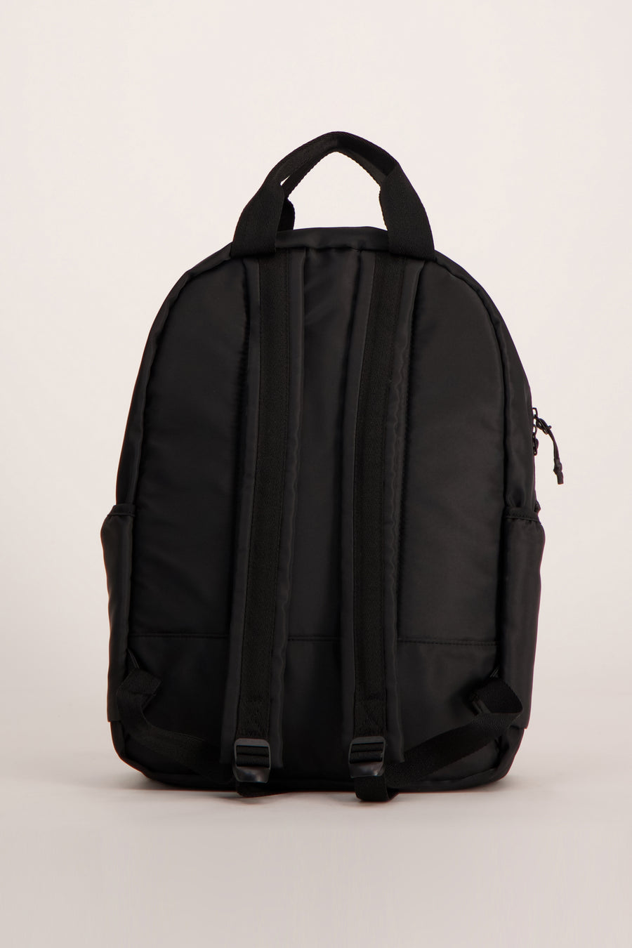Zwarte rugzak van ACCESSORIES BY JACK & JONES, met verstelbare schouderbanden en een handvat aan de bovenkant.