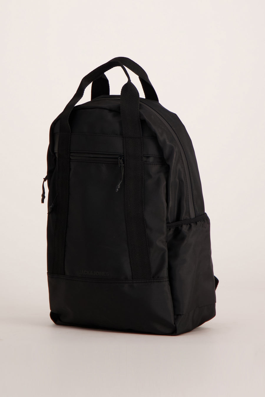 Zwarte rugzak van ACCESSORIES BY JACK & JONES, met ritssluiting, handvatten aan de bovenkant en zijvak.