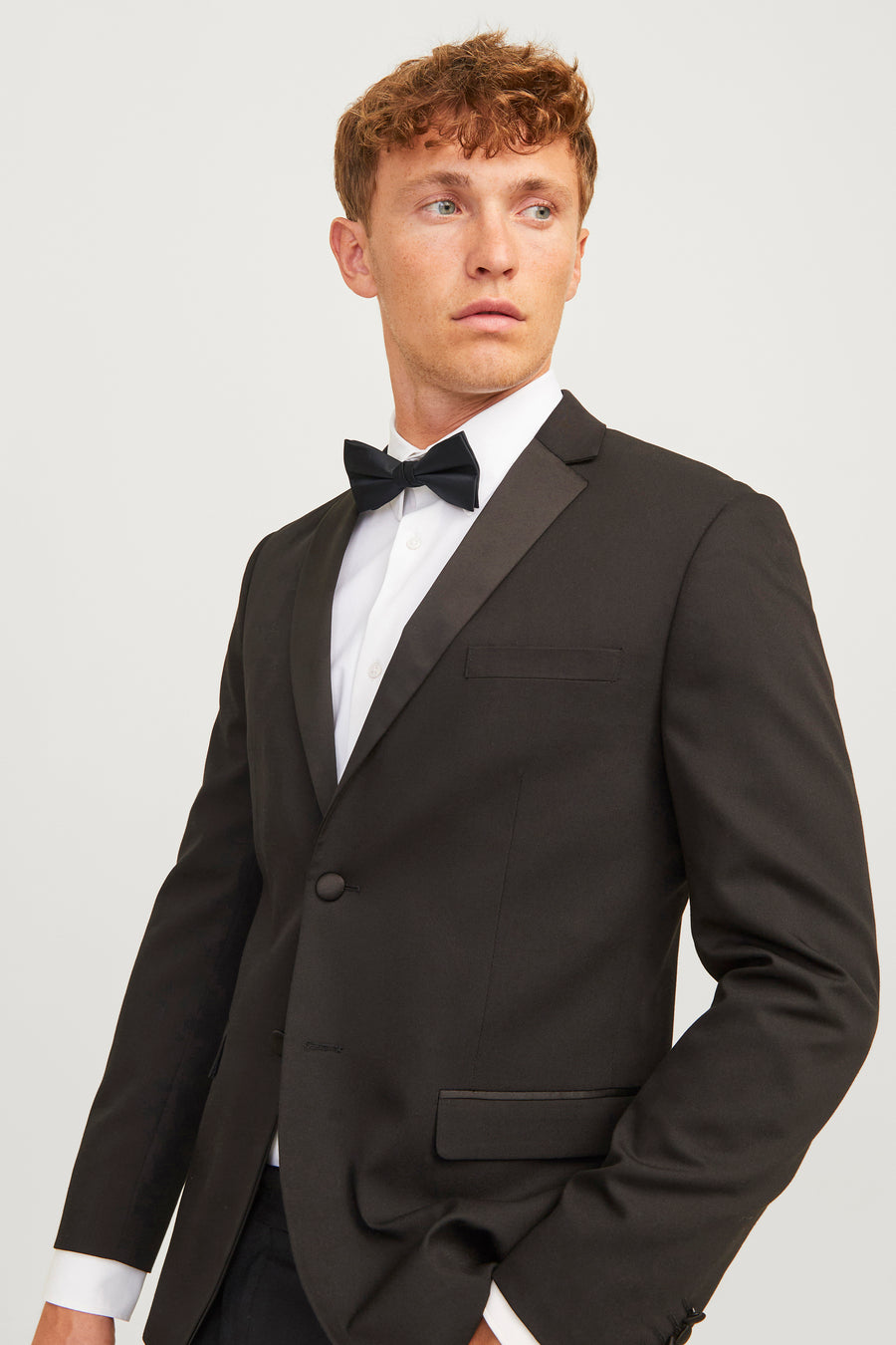 Zwarte bow-tie van ACCESSORIES BY JACK & JONES, gedragen met een zwart smoking en een witte shirt.