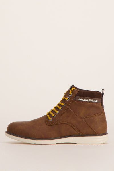 Bottines marron en similicuir de Accessories by Jack & Jones, avec lacets jaunes et semelle blanche.