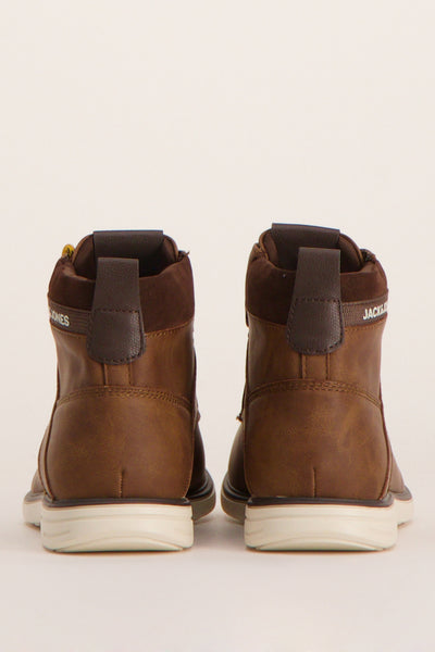 Bottines marron en cuir, par ACCESSORIES BY JACK & JONES, avec languettes de tirage arrière et semelles blanches contrastées.
