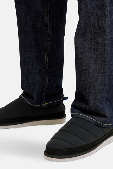 Zwarte teenslippers van ACCESSORIES BY JACK & JONES gedragen met een donkerblauwe jeans.