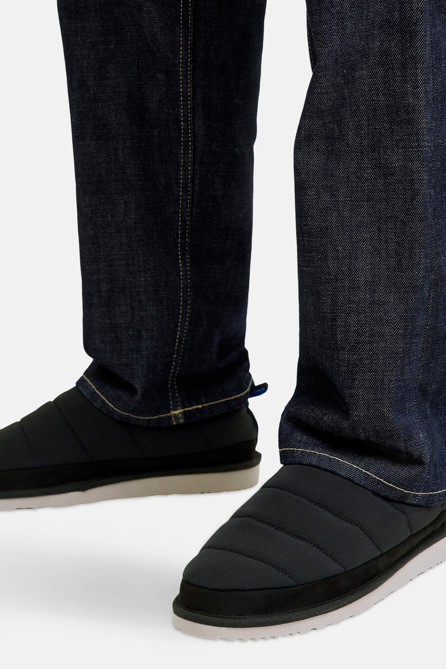 Zwarte teenslippers van ACCESSORIES BY JACK & JONES gedragen met een donkerblauwe jeans.