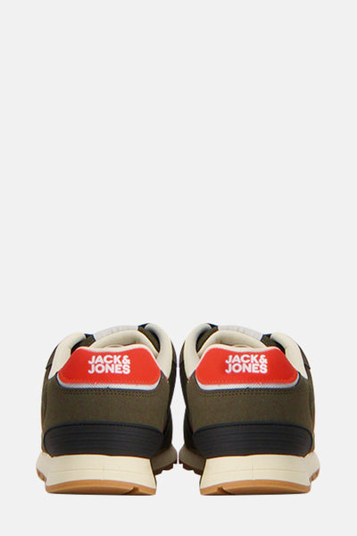 Olijfgroene sneakers van ACCESSORIES BY JACK & JONES met bruine zool en zwart patroon.