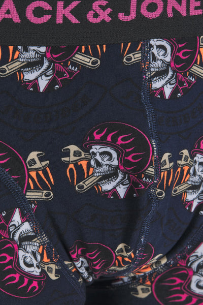 Boxer bleu d'ACCESSORIES BY JACK & JONES avec motifs de têtes de mort, clés à molette et ceinture noire à logo rose.