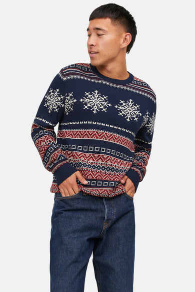 Pull à col rond bleu by ORIGINALS BY JACK & JONES avec motif de flocons de neige et jean bleu porté.