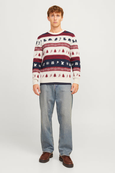 Pull à col rond multicolore de ORIGINALS BY JACK & JONES avec motif de Noël, porté avec un jean et des chaussures marron.