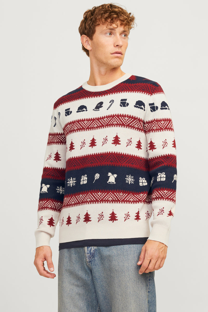 Pull à col rond multicolore de Originals by Jack & Jones avec motifs de Noël et porté avec un jean bleu.
