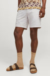 Short beige JACK & JONES JEANS INTELLIGENCE porté avec des chaussettes et des sandales, motif floral sur la chemise.