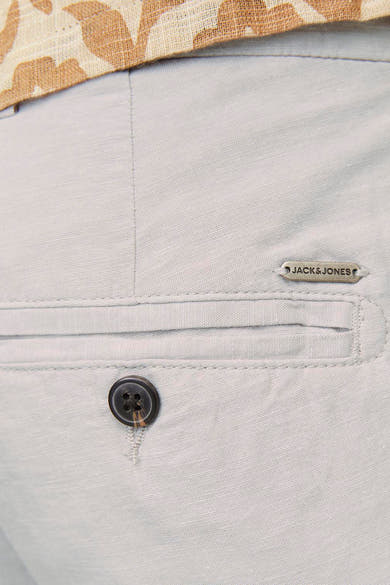 Short beige de JACK & JONES, avec poche boutonnée et motif de ceinture visible.
