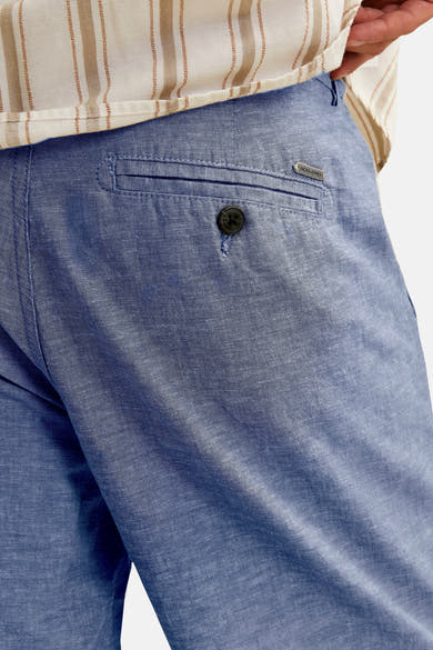 Short bleu en lin de JACK & JONES JEANS INTELLIGENCE, avec poche boutonnée au dos.