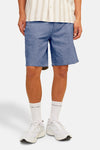 Short bleu de JACK & JONES JEANS INTELLIGENCE, porté avec une chemise rayée et des baskets blanches.