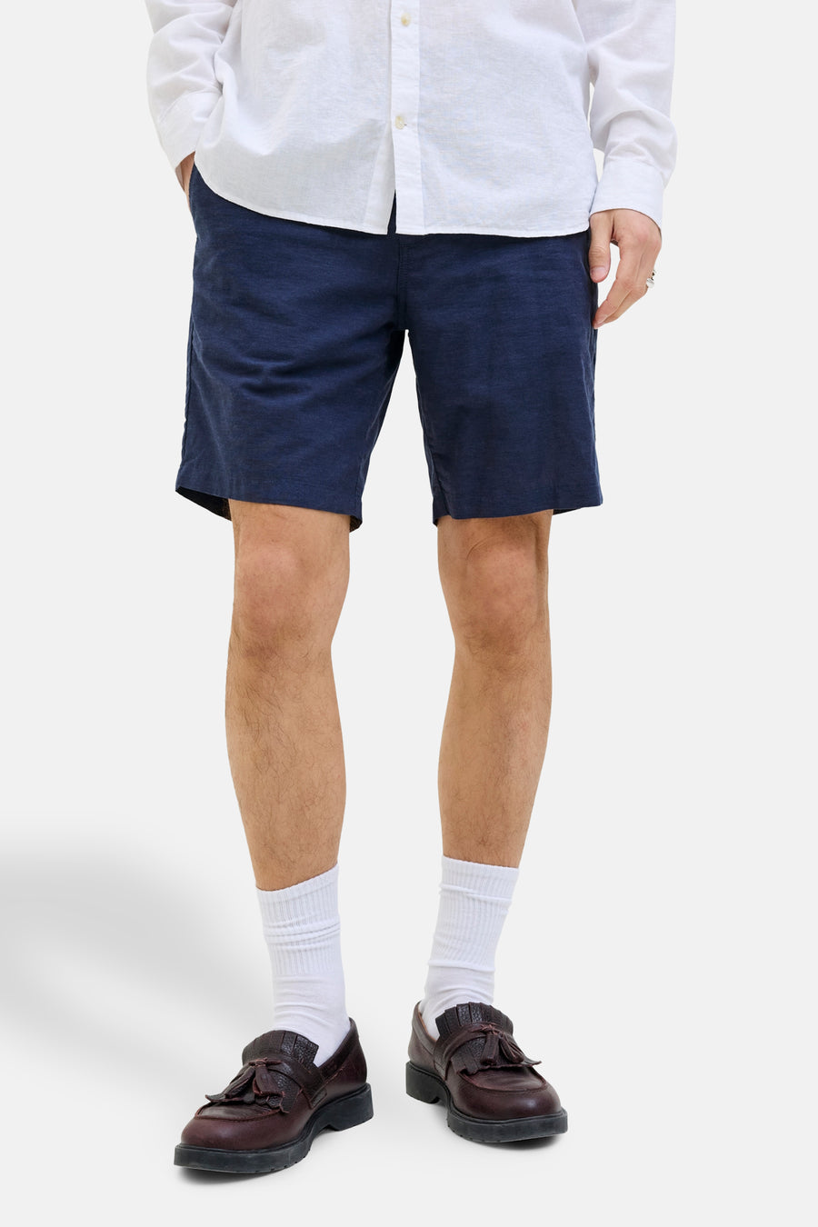 Short bleu de JACK & JONES JEANS INTELLIGENCE avec une chemise blanche et des mocassins en cuir marron.