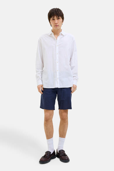 Short bleu de JACK & JONES JEANS INTELLIGENCE, porté avec une chemise blanche et des mocassins.