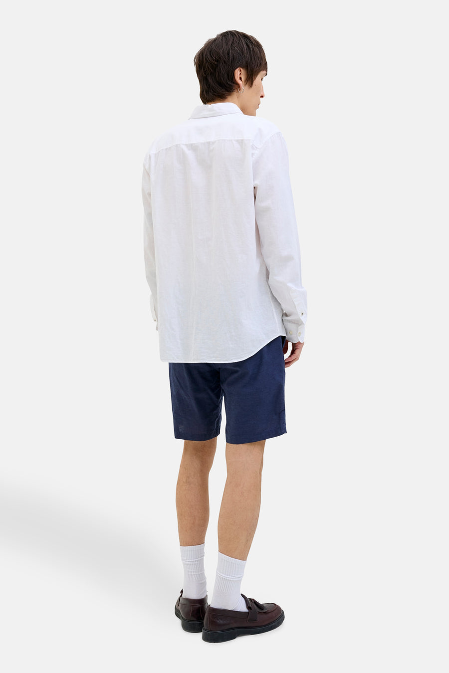 Short bleu JACK & JONES JEANS INTELLIGENCE, porté avec une chemise blanche et des mocassins bordeaux, vue arrière.