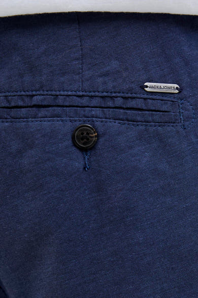 Short bleu de JACK & JONES, avec poche boutonnée et logo métallique discret.
