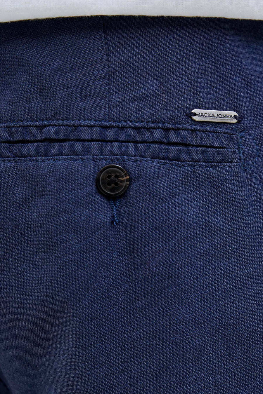 Short bleu de JACK & JONES, avec poche boutonnée et logo métallique discret.