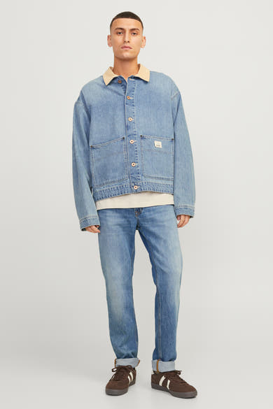 Jean droit bleu moyen de JACK & JONES JEANS INTELLIGENCE, porté avec une veste en jean et des chaussures marron.
