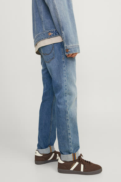 Rechte spijkerbroek in middinblauw denim van JACK & JONES JEANS INTELLIGENCE, met omgeslagen zomen en zichtbare stiksels.