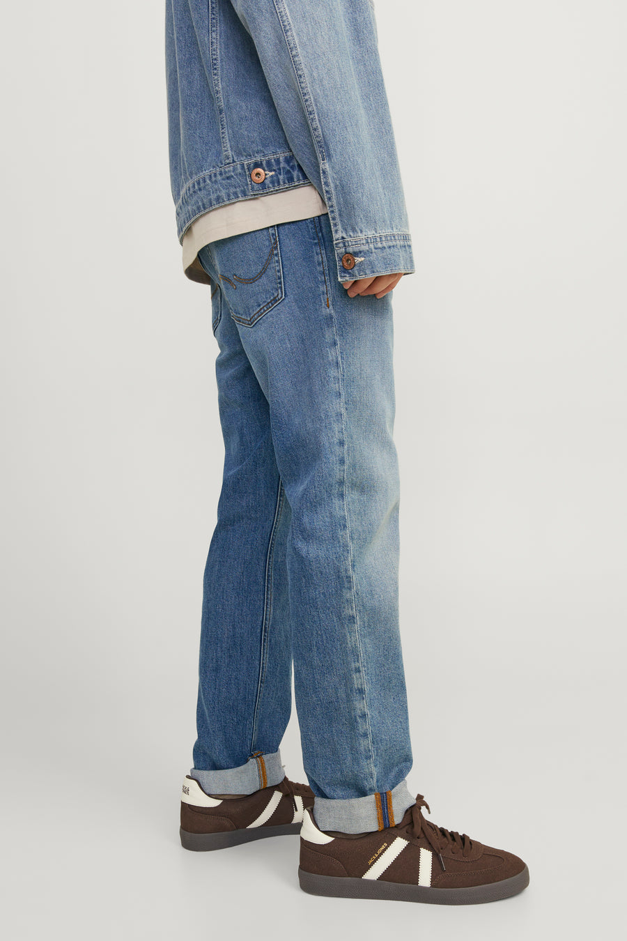 Rechte spijkerbroek in middinblauw denim van JACK & JONES JEANS INTELLIGENCE, met omgeslagen zomen en zichtbare stiksels.
