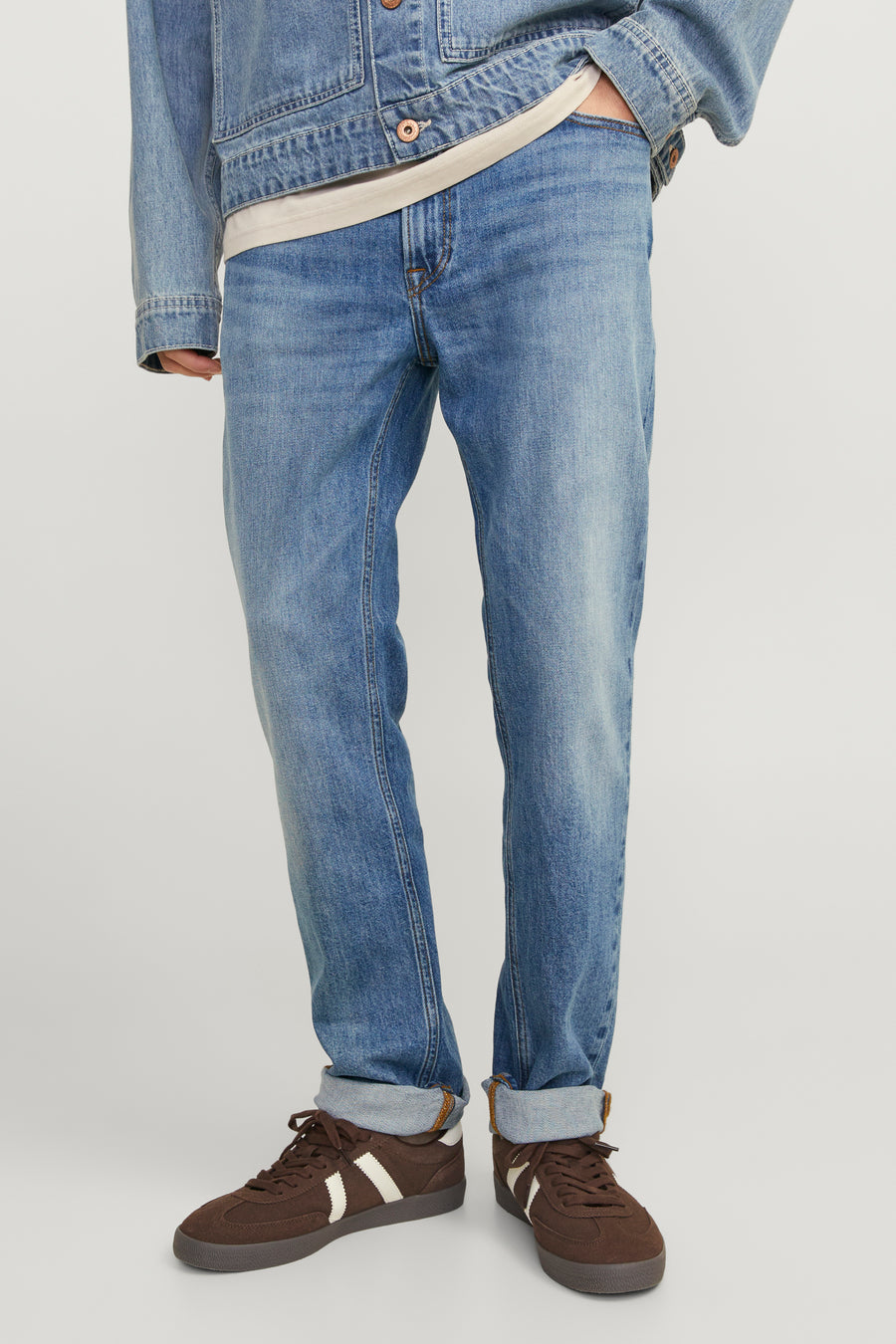 Rechte spijkerbroek in middinblauw denim van JACK & JONES JEANS INTELLIGENCE, met muntzakje aan de voorkant.