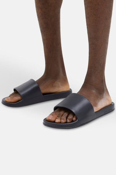 Donkerblauwe sandalen van ACCESSORIES BY JACK & JONES, gedragen door een model, op een witte achtergrond.