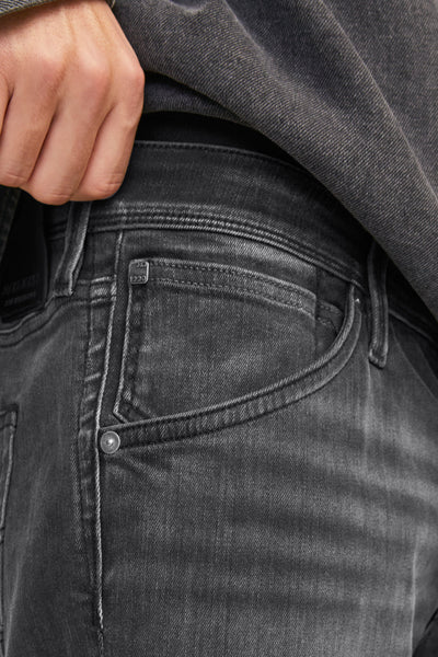 Jean slim noir en denim by JACK & JONES JEANS INTELLIGENCE avec poche avant arrondie et détail de couture.