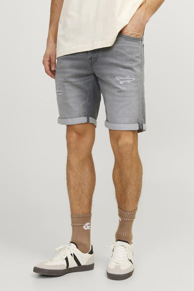Short en denim gris de JACK & JONES JEANS INTELLIGENCE, avec ourlets retroussés et détails déchirés.
