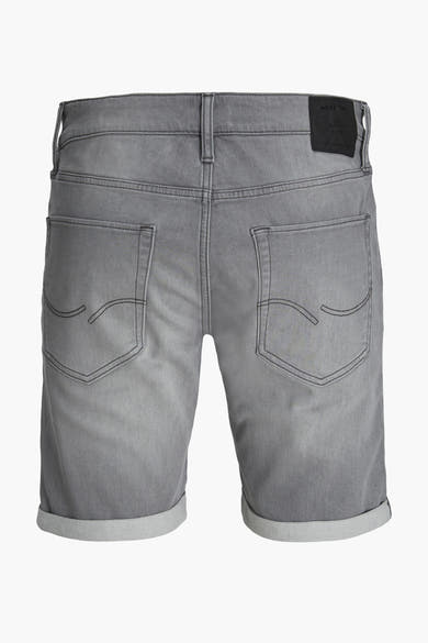 Korte grijze spijkerbroek van JACK & JONES JEANS INTELLIGENCE, achterkant, met zakken en opgerolde zomen.