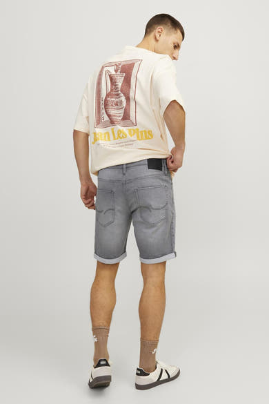Korte spijkerbroek in grijs van JACK & JONES JEANS INTELLIGENCE, met omgeslagen zomen en achterzakken.