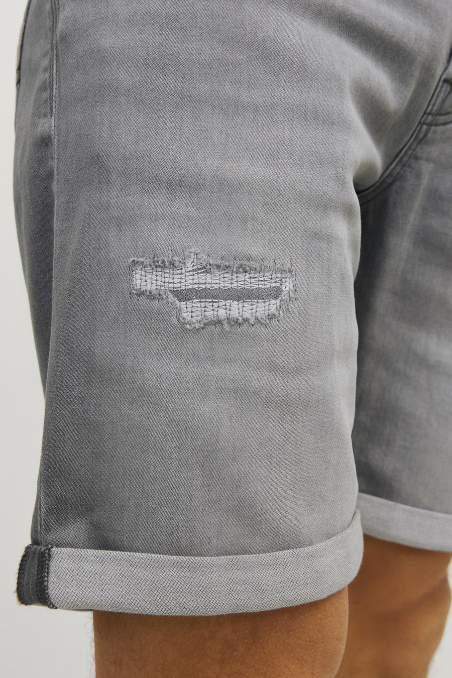 Korte spijkerbroek in grijs van JACK & JONES JEANS INTELLIGENCE, met een versleten effect en opgerolde zoom.