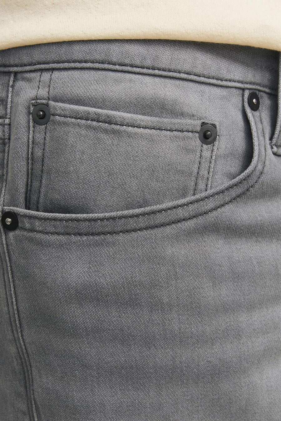 Korte spijkerbroek in grijs van JACK & JONES JEANS INTELLIGENCE, met zak en stikseldetails.