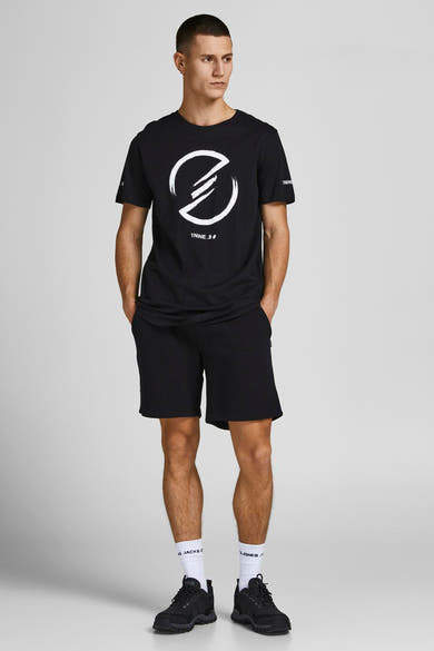 Korte zwarte broek van JACK & JONES JEANS INTELLIGENCE, gedragen met een zwart T-shirt en zwarte sneakers.