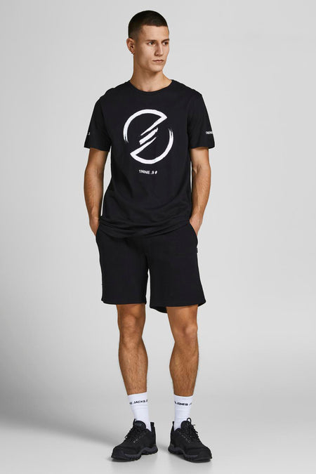 Korte zwarte broek van JACK & JONES JEANS INTELLIGENCE, gedragen met een zwart T-shirt en zwarte sneakers.