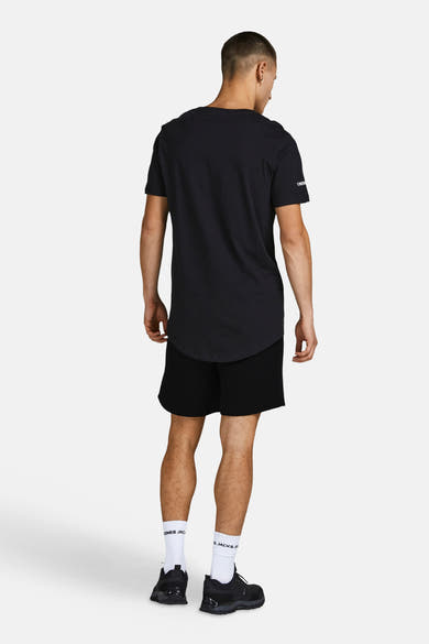 Short noir par JACK & JONES JEANS INTELLIGENCE, porté avec un t-shirt noir et des chaussettes blanches.