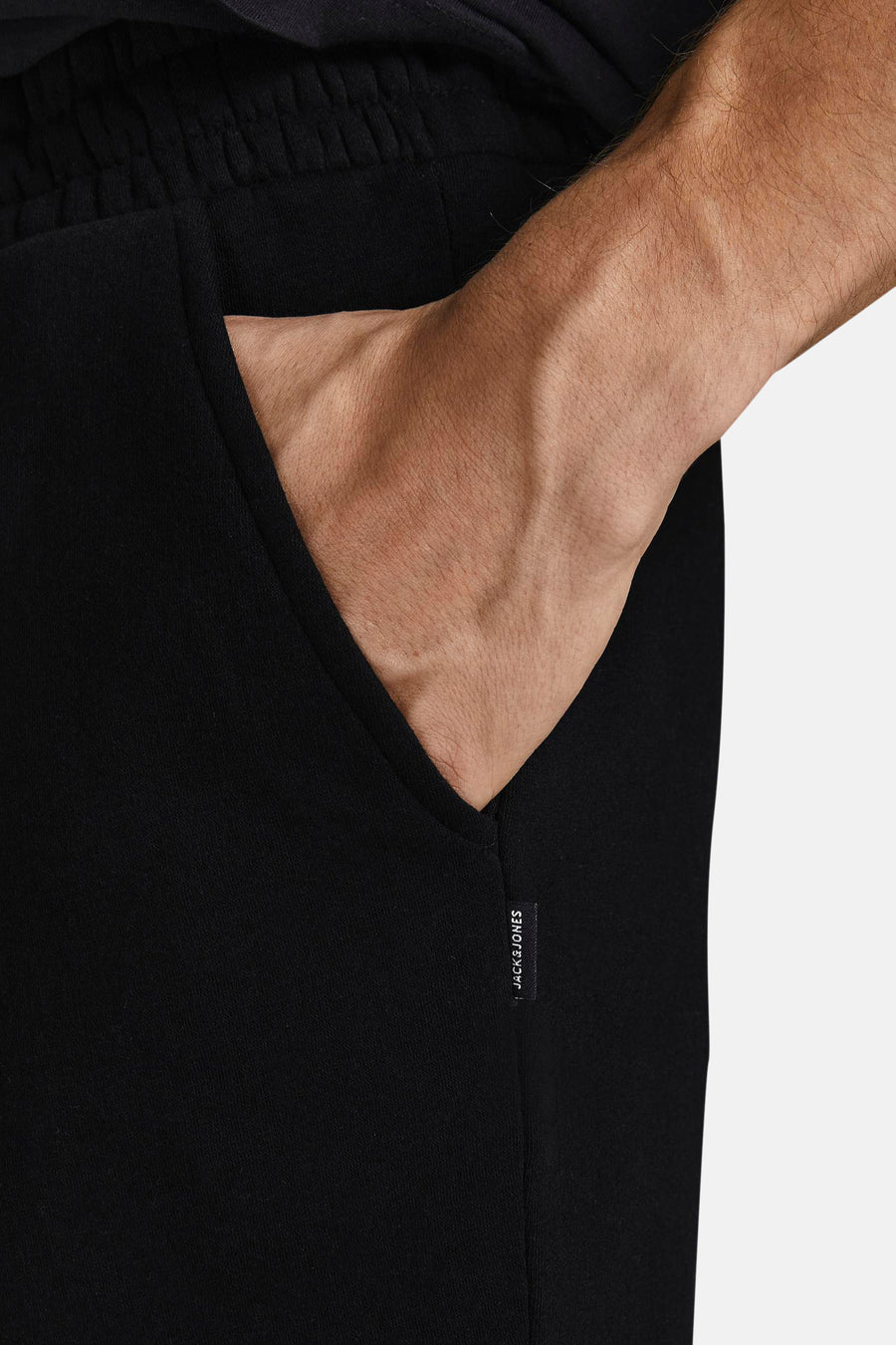 Kort zwart jack van JACK & JONES JEANS INTELLIGENCE, met een zak en het merklabel.