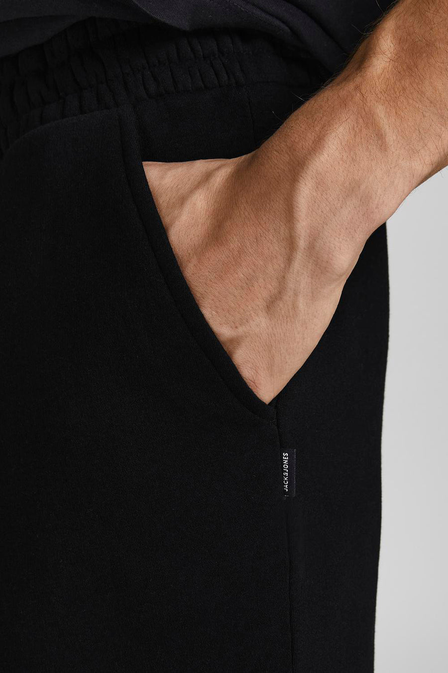 Korte spijkerbroek van JACK & JONES JEANS INTELLIGENCE, met een hand in de zak, met een zichtbaar label.