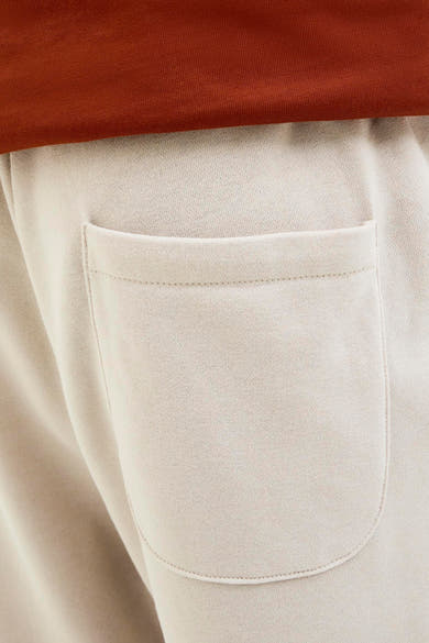 Ecru short in knit from JACK & JONES JEANS INTELLIGENCE with back patch pocket and rust top.