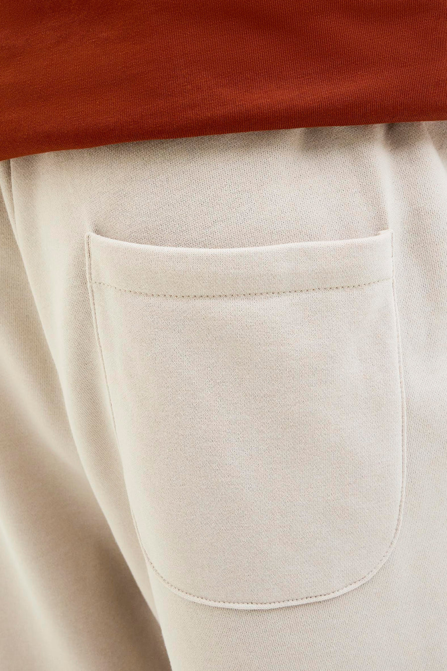 Ecru short in knit from JACK & JONES JEANS INTELLIGENCE with back patch pocket and rust top.