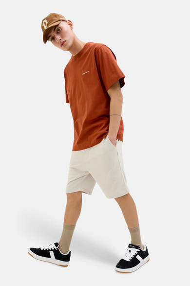 Korte ecru short voor heren van JACK & JONES JEANS INTELLIGENCE, casual stijl met zakken.