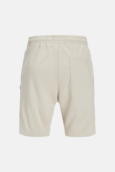 Korte ecru short van JACK & JONES JEANS INTELLIGENCE met elastische gerimpelde tailleband, opgestikte achterzak en merklabel aan de zijkant, achterzijde.