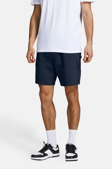 Short bleu marine de JACK & JONES JEANS INTELLIGENCE, porté avec un t-shirt blanc, des chaussettes et des chaussures noires et blanches.